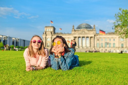 Zwei Studentinnen chillen vor dem Reichstag in Berlin.