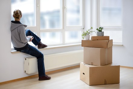 Frau in neuer Wohnung.