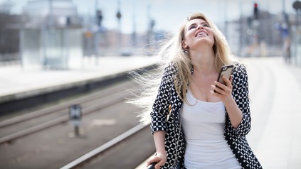 Frau am Bahnhof in Berlin.