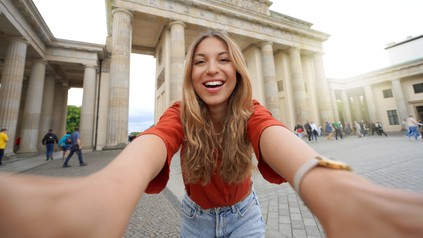 Frau vor dem Brandenburger Tor.