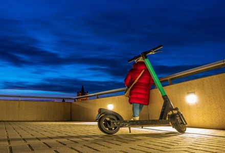 Frau schaut auf das nächtliche Köln.