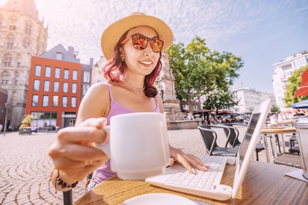 Frau in einem Kölner Café vor dem Laptop.