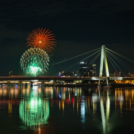 Feuerwerk am Rhein in Köln.