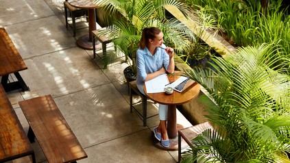 Frau im Café beim Lernen.