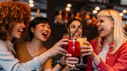 Freundinnen feiern gemeinsam.