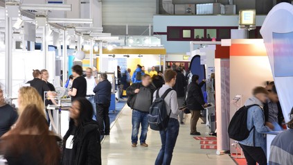 Studenten besuchen eine Messe.