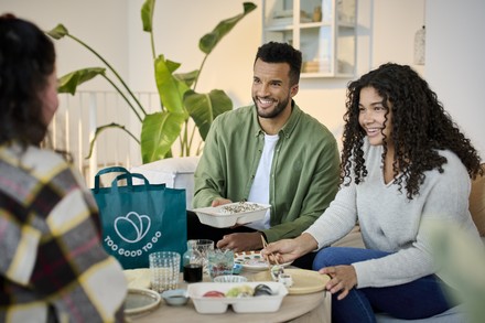 Studierende packen Überraschungstüte aus.