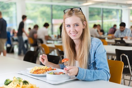 Studentin in Mensa.