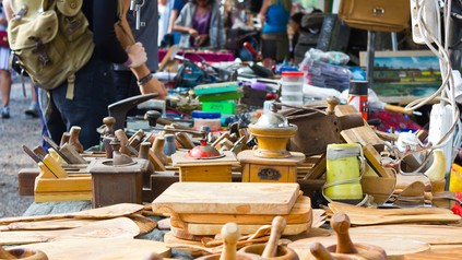 Flohmarktszene beim Flohmarkt im Mauerpark.