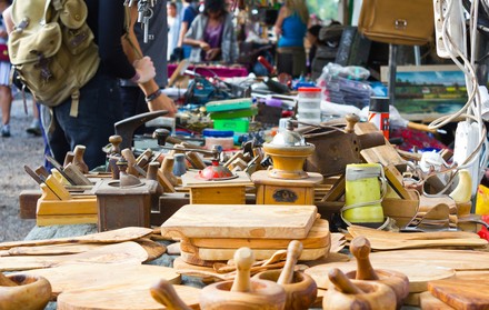 Flohmarktszene beim Flohmarkt im Mauerpark.