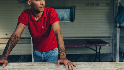 Porträt von Louis Tomlinson im Querformat.