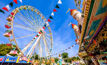 Fahrgeschäfte und Buden auf dem Augsburger Osterplärrer.