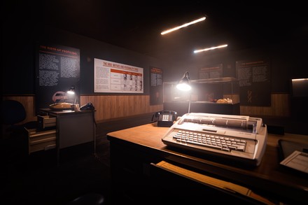 Ein Raum aus der Ausstellung über Serienkiller. Abgebildet ist eine alte Schreibmaschine.