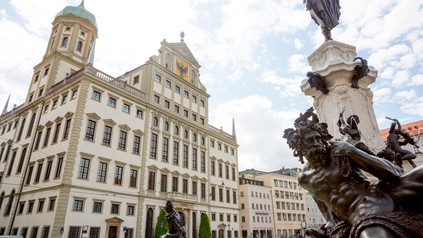 Rathaus von Augsburg und Rathausplatz.