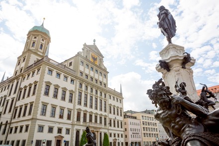 Rathaus von Augsburg und Rathausplatz.