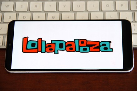 Handy, das das Festival-Logo zeigt.