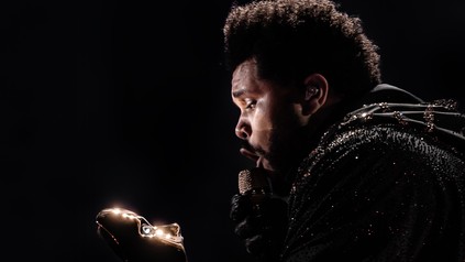 Der Sänger The Weeknd im Profil fotografiert auf einem Bild mit schwarzem Hintergrund.