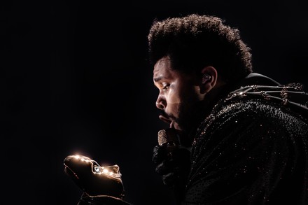 Der Sänger The Weeknd im Profil fotografiert auf einem Bild mit schwarzem Hintergrund.