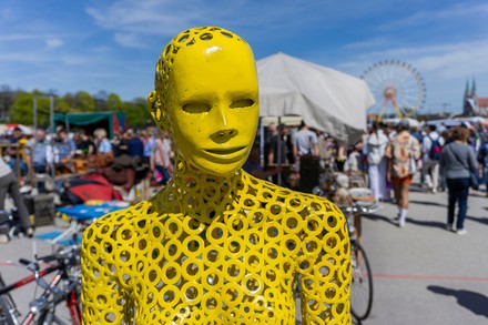 Flohmarkt in München, Theresienwiese, Frühlingsfest: Vielfalt bunt gemischt – verrückte gelbe Anziehpuppe, Kleiderpuppe, Schaufensterpuppe, Figur.