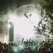 Das Festivalgelände am Augsburger Gaskessel mit Publikum bei abendlicher Stimmung.