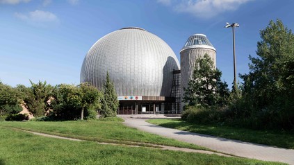 Das Berliner Planetarium bei Tag fotografiert.