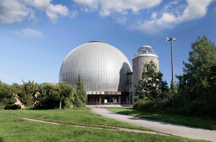 Das Berliner Planetarium bei Tag fotografiert.