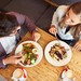 Zwei Studenten sitzen in einem Restaurant und essen zu Mittag.