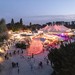 Luftaufnahme auf das abendliche, beleuchtete Festgelände.