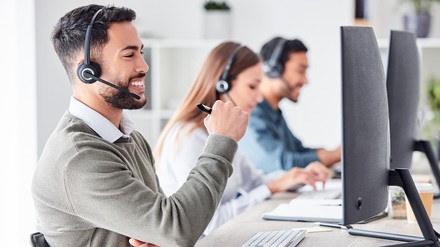 Junge Menschen arbeiten in einem Call Center.