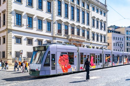 Eine Straßenbahn hält vor dem Augsburger Rathaus.