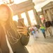 Junge Studentin vor dem Brandenburger Tor in der Abendsonne.
