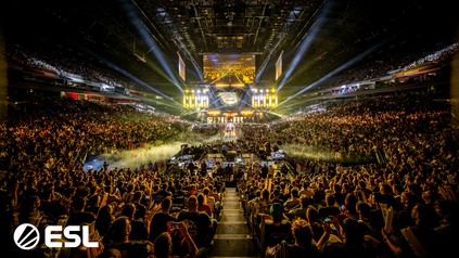 Blick in die voll besetzte LANXESS arenTausende Counter-Strike-Fans verfolgen die Show mit großer Bühne, Lichtshow und riesigem Screen. Die Aufnahme zeigt die besondere Arena-Atmosphäre des E-Sport-Events.