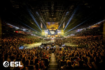 Blick in die voll besetzte LANXESS arenTausende Counter-Strike-Fans verfolgen die Show mit großer Bühne, Lichtshow und riesigem Screen. Die Aufnahme zeigt die besondere Arena-Atmosphäre des E-Sport-Events.