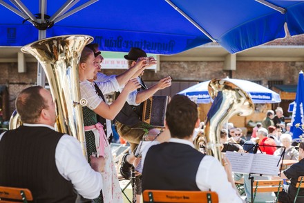 Musikkapelle spielt auf dem Augsburger Stadtmarkt.