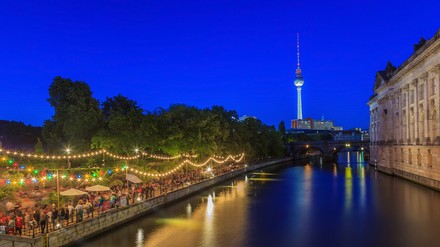 Blick auf das Spree-Ufer in Berlin mit dem Fernsehturm im Hintergrund.