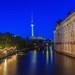 Blick auf das Spree-Ufer in Berlin mit dem Fernsehturm im Hintergrund.
