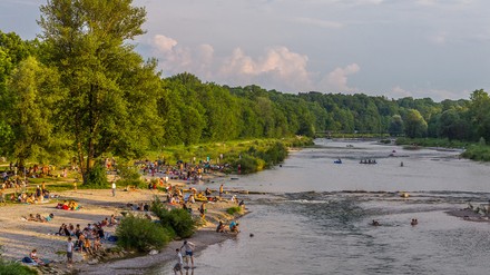 Das Isar-Ufer im Sommer mit vielen Badegästen