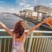 Blick auf den Rhein in Köln mit junger Frau im Vordergrund.