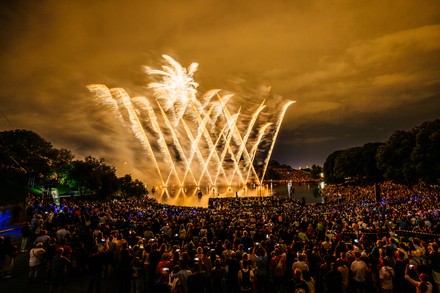 Feuerwerk beim Sommernachtstraum-Event im Münchener Olympiapark.