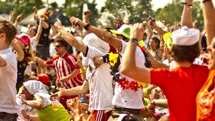 Viele Fans feiern miteinander beim Open-Air-Public-Viewing