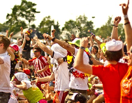 Viele Fans feiern miteinander beim Open-Air-Public-Viewing