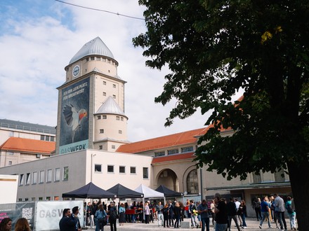 Industriegeschichte trifft Digitalzukunft: Auf dem Gaswerkareal Augsburg wird die sparkscon 2026 zum Treffpunkt für KI, UX und Tech-Trends. (Foto: © sparkscon / Team23)