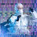 Eine Wissenschaftlerin arbeitet im Labor mit einem Mikroskop, unterstützt durch Künstliche Intelligenz in der chemischen Forschung.