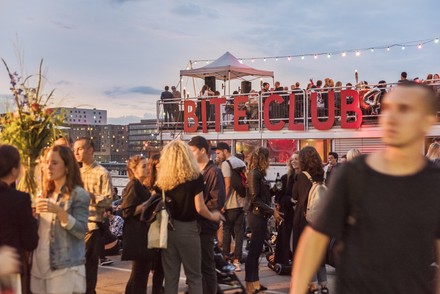 Auf dem Gelände der Arena, direkt am Ufer der Spree, lädt der Bite Club seit 2013 regelmäßig zum Street Food Markt mit BBQ, Cocktails und DJs.