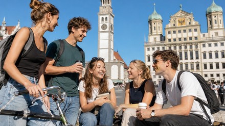 Studierende in Augsburg genießen das Leben in einer der glücklichsten Großstädte Deutschlands.