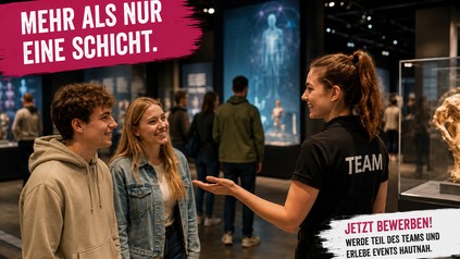 Junge Teammitarbeiterin spricht in einer modernen Ausstellung mit zwei Besucher:innen. Text im Bild wirbt für Studentenjobs bei Events.