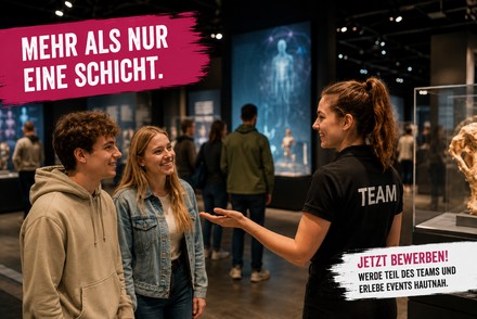 Junge Teammitarbeiterin spricht in einer modernen Ausstellung mit zwei Besucher:innen. Text im Bild wirbt für Studentenjobs bei Events.