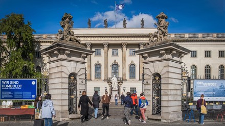 Das Haupttor der Humboldt-Universität zu Berlin, durch das man über den sogenannten Ehrenhof ins Hauptgebäude gelangt.
