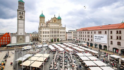 Viele Menschen versammeln sich zum Friedensfest auf dem Augsburger Rathausplatz..