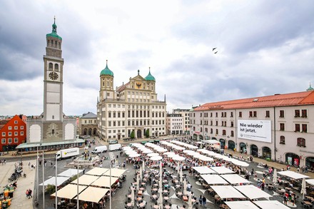 Viele Menschen versammeln sich zum Friedensfest auf dem Augsburger Rathausplatz..